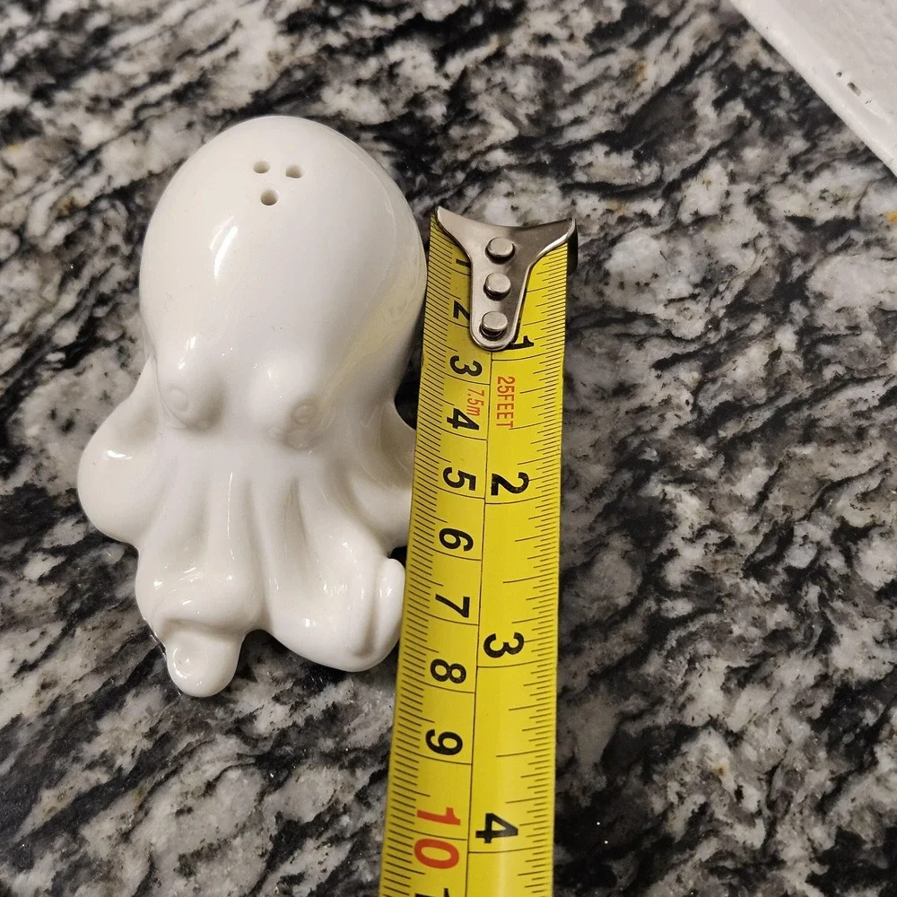 white ceramic octopus shaker‎